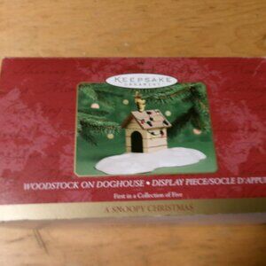 2020 Woodstock on Dog House Hallmark Charlie brown series in box with paperwork